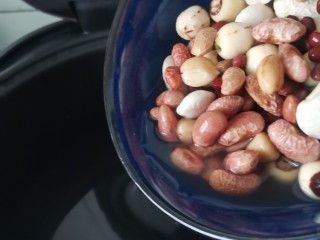 腊八粥,水开放入豆类先煮30分