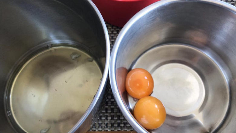 无油版舒芙蕾松饼,分离蛋清蛋黄。