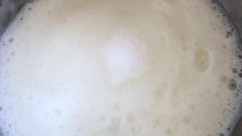 无油版舒芙蕾松饼,出现小气泡时加三分之一油。