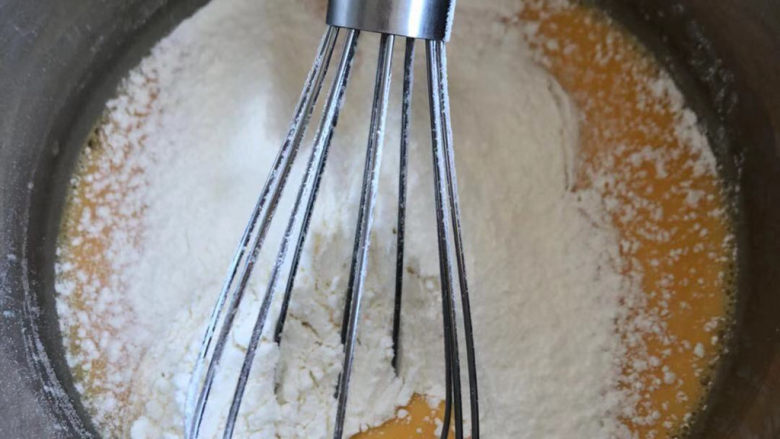 无油版舒芙蕾松饼,过筛加入低粉。