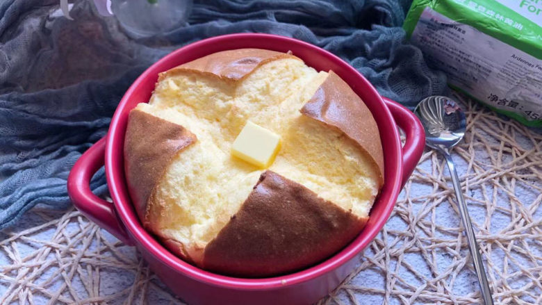 无油版舒芙蕾松饼,如果需要更好味，可以趁热切块黄油放上，用余温来融化。