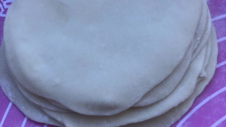 自制春饼皮,再覆盖，以此类推全部叠起来，可以一次叠八张。