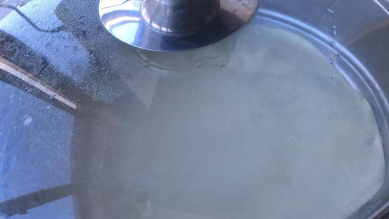 自制春饼皮,上锅蒸25分钟左右。