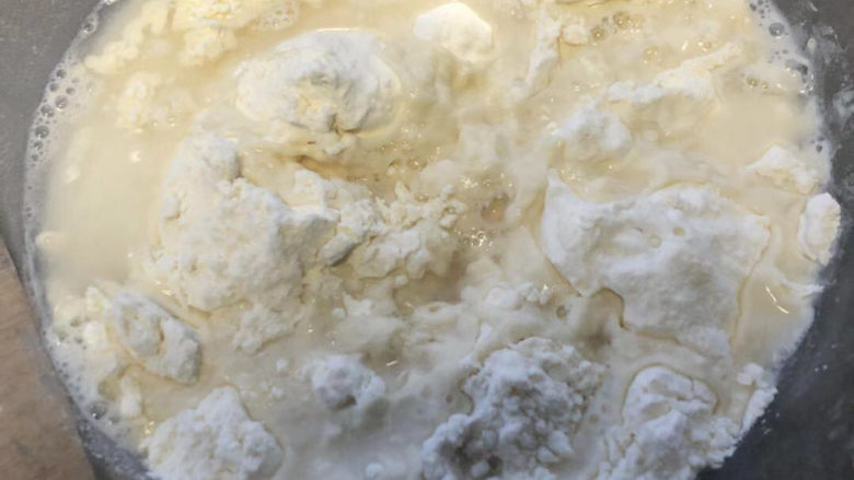 自制春饼皮,面粉里加入水和盐。