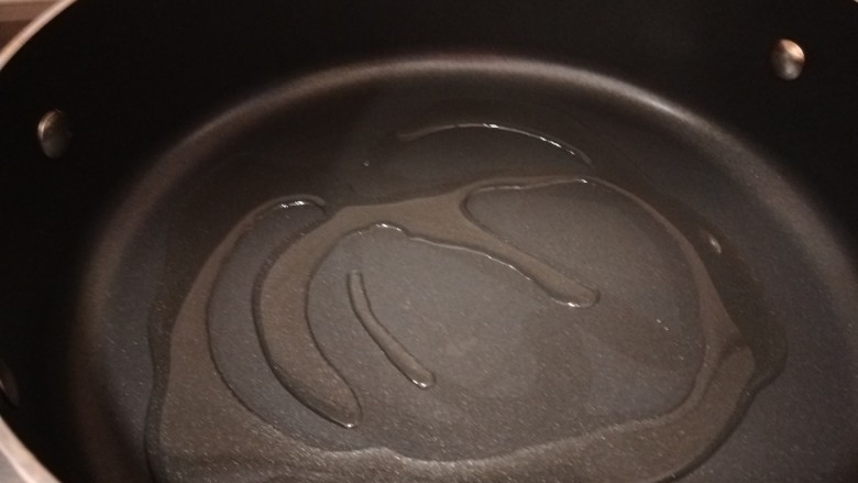 香煎鲅鱼,锅中倒入适量油烧热。