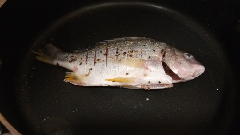 香煎鲅鱼,放入鲅鱼小火慢慢熬制。