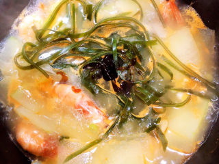 冬瓜海带汤,加入蚝油。