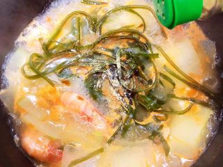 冬瓜海带汤,再加入白胡椒粉。煮3分钟。