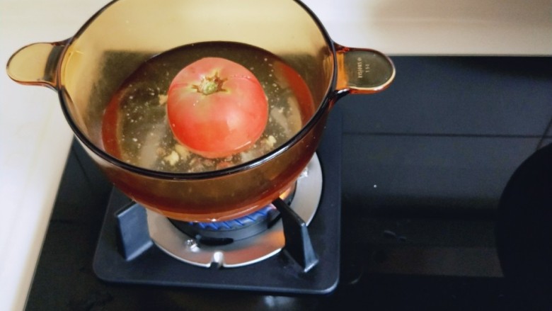 番茄花菜,西红柿翻过来烫一下取出去皮，切小块。