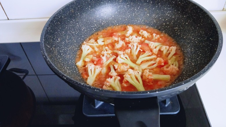 番茄花菜,加入适量水大火烧开，煮2分钟。