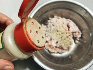 肉末蒸茄子,买好现成的肉沫，肥瘦相间的为好，加入适量胡椒粉去腥