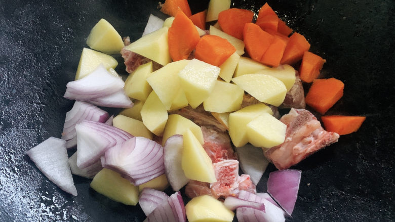红烧土豆排骨,然后将土豆块、胡萝卜块、洋葱块加入其中。