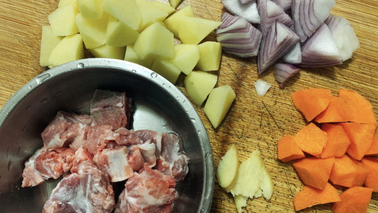 红烧土豆排骨,将排骨洗净切块、土豆/胡萝卜/洋葱去皮洗净同样也是切成大块备用。