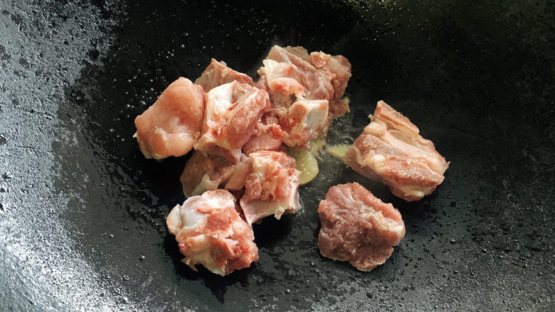 红烧土豆排骨,将排骨肉加入其中，翻炒一下
