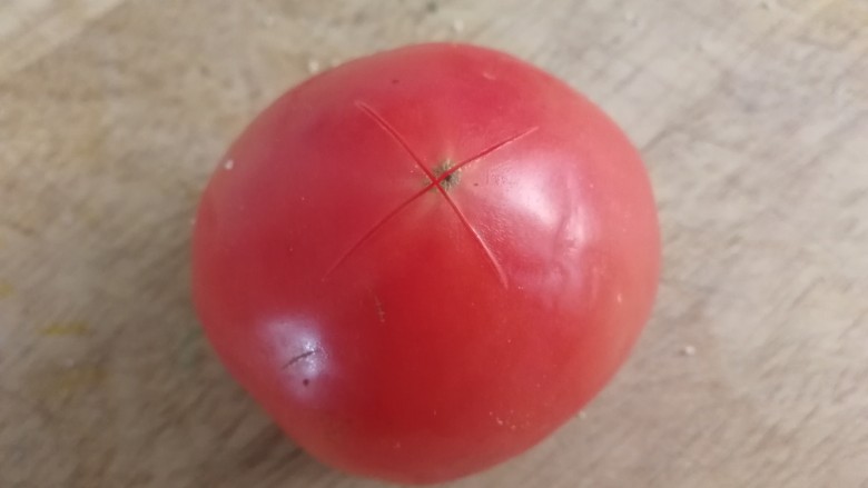 番茄花菜,番茄顶部切十字花刀。