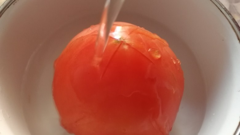番茄花菜,开水烫一下。