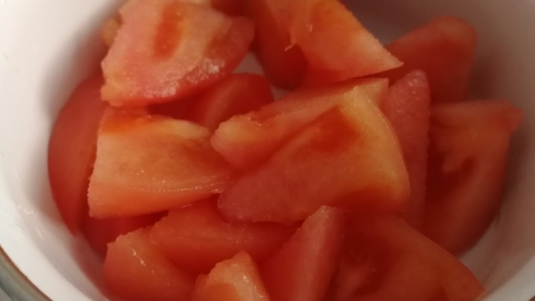 番茄花菜,去皮，切小块。