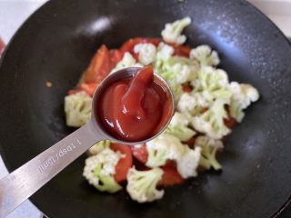 开胃番茄花菜,2勺番茄酱