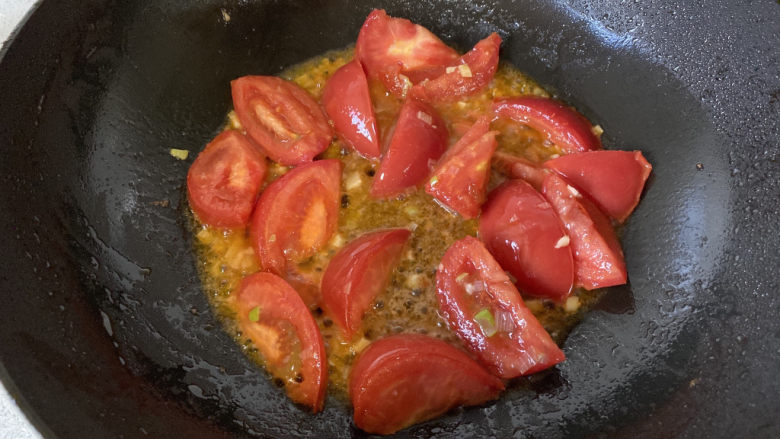 开胃番茄花菜,翻炒出汁水
