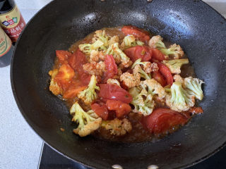 开胃番茄花菜,喜欢软烂口感的，可以加少许水煮几分钟！