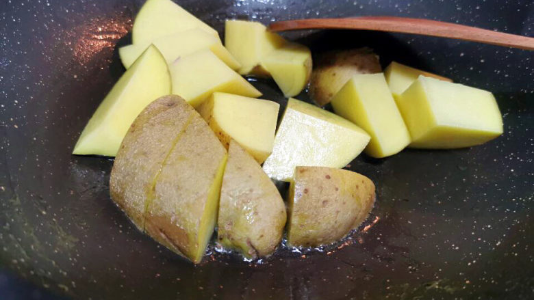 红烧土豆排骨,锅中下少许油，煎土豆块