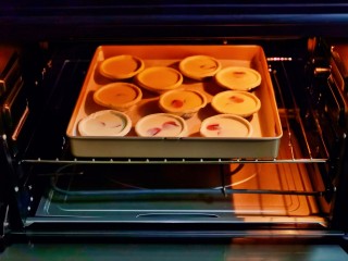 车厘子蛋挞,入烤箱中层上下火，190度烤25分钟。