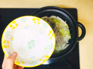 白菜丸子汤,翻炒均匀后，加一碗清水