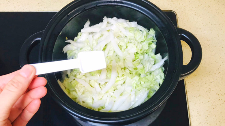 白菜丸子汤,撒入少许盐，白菜遇到盐，会自动出水