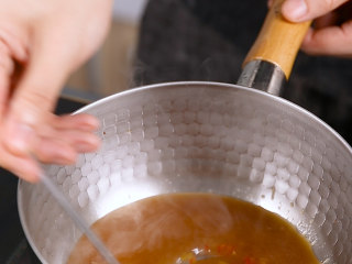 百宝箱-年夜饭必备,水淀粉中加入生抽、耗油搅匀，倒入锅中煮沸，撒入青红椒碎