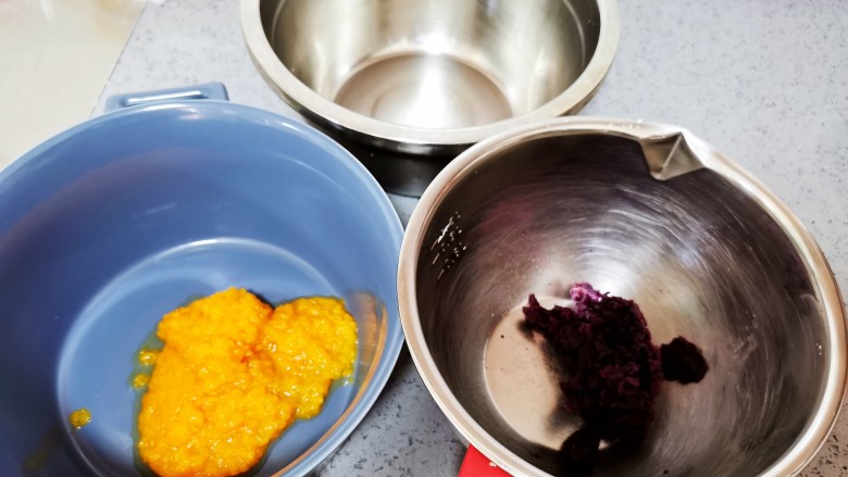 南瓜紫薯馒头,盛入盆里