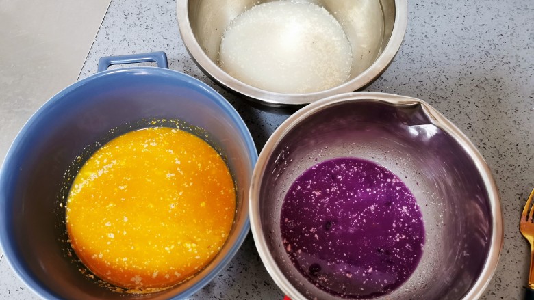 南瓜紫薯馒头,搅拌均匀，也要准备一份白水加酵母