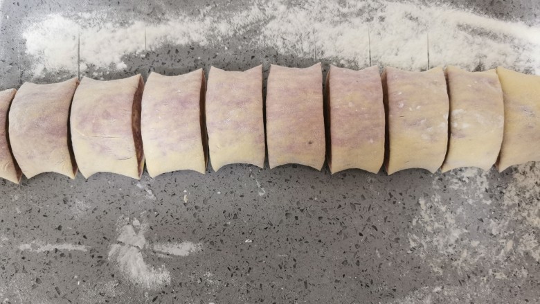 南瓜紫薯馒头,切成均匀大小的剂子