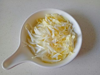 白菜丸子汤,白菜清洗干净，切成白菜丝