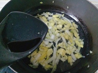 白菜丸子汤,加入加入适量清水，加入生抽