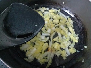 白菜丸子汤,加入一点点老抽，加入适量盐调味搅拌均匀