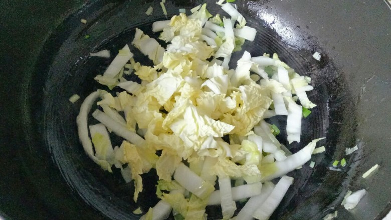 白菜丸子汤,放入白菜邦翻炒变软，加入白菜叶翻炒变软
