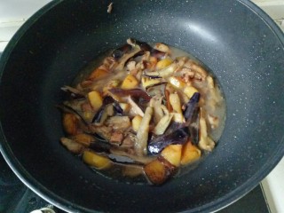 茄子炖土豆,加入适量清水，盖上锅盖炖8分钟