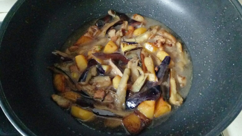 茄子炖土豆,加入适量清水，盖上锅盖炖8分钟