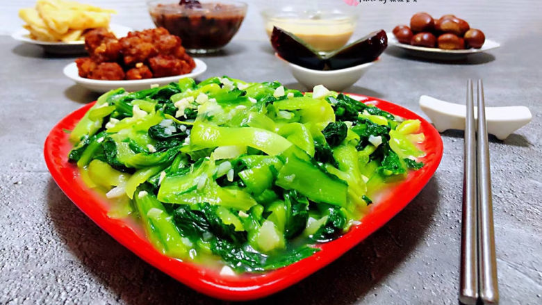 蒜蓉小白菜,每天餐桌都要有一盘绿色蔬菜对健康有益哦