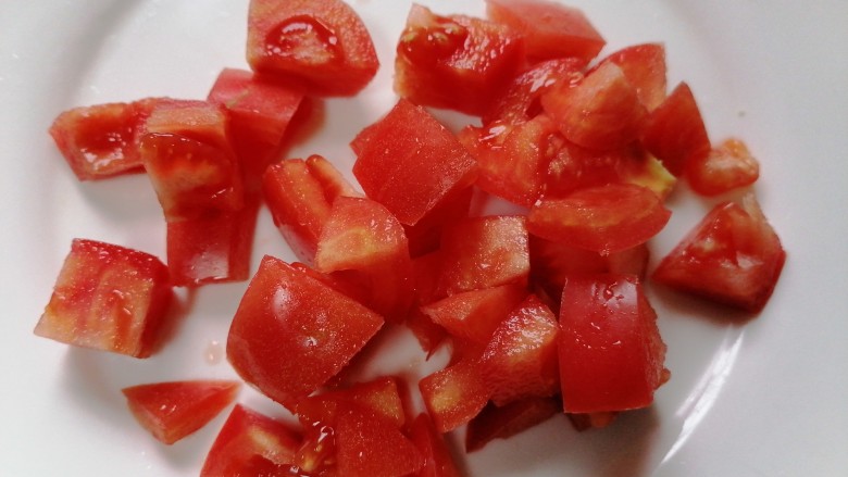 番茄花菜,将番茄切成小块