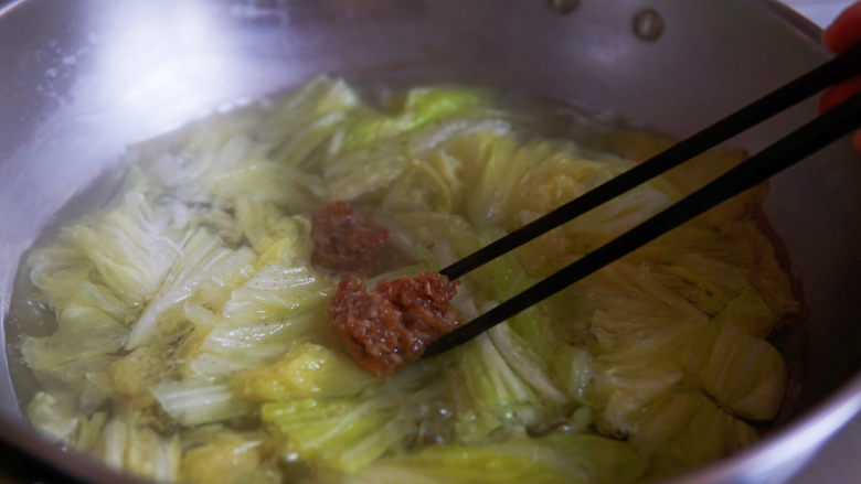 白菜丸子汤,下入肉丸子，丸子直接用筷子夹成一个，放入锅里，再依次一个一个入锅。