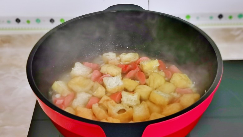 油豆腐炒青椒,加入半碗纯净水煮熟。