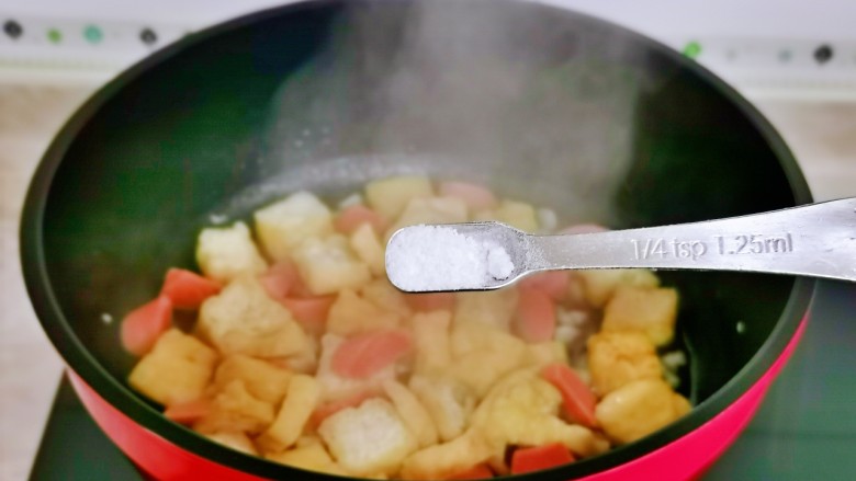油豆腐炒青椒,按个人口味加入盐翻炒。