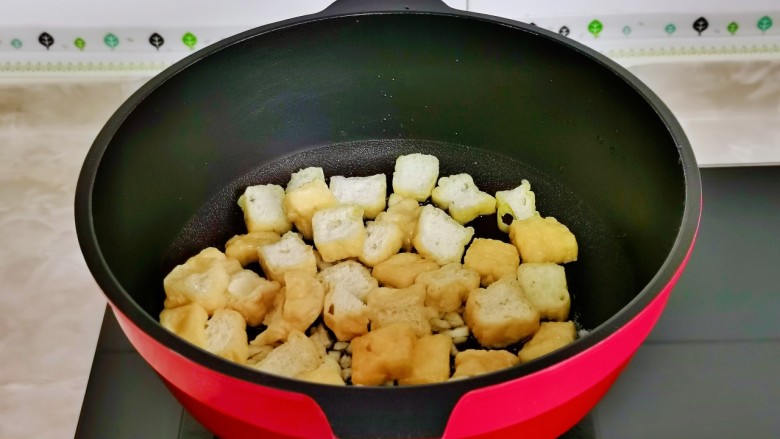 油豆腐炒青椒,加入油豆腐翻炒。