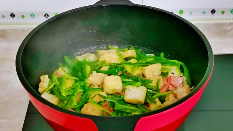 油豆腐炒青椒,快速翻炒均匀即可关火。