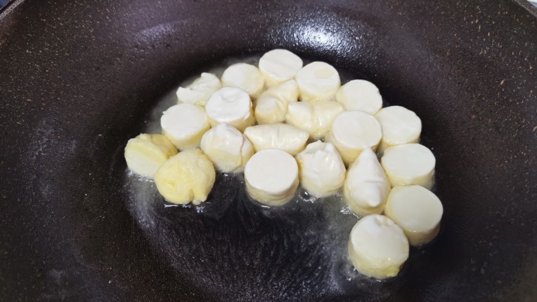 虾仁日本豆腐,起锅烧油，锅一定要热，要不然容易粘锅
