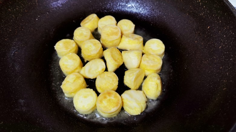 虾仁日本豆腐,煎至两面金黄