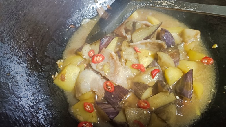 茄子炖土豆,小火至收汁加入小米辣提味即可