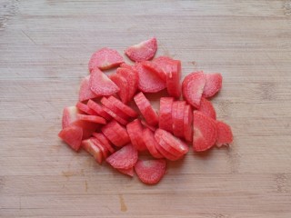 冬瓜海带汤,红萝卜切成片。