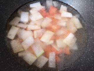 冬瓜海带汤,加入纯净水烧开。